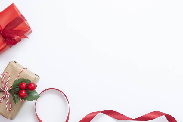 Confezioni regalo di Natale, rosso e artigianale, nastro rosso isolato su sfondo bianco. Natale e Capodanno concetto. Scherza, ricevi lo spazio. vacanze invernali
. - Foto, immagini