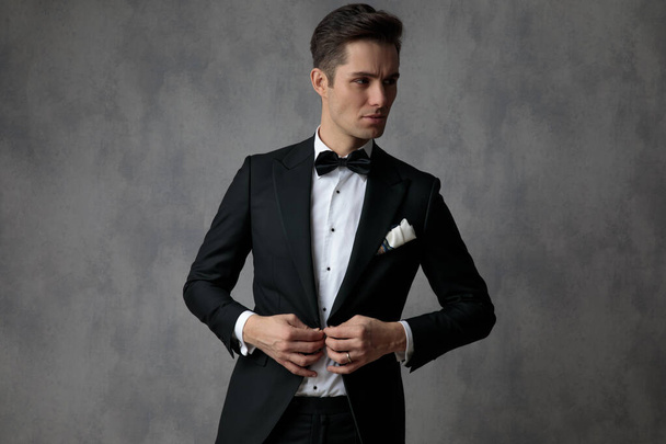 junger eleganter Mann in Smoking und Mantel - Foto, Bild