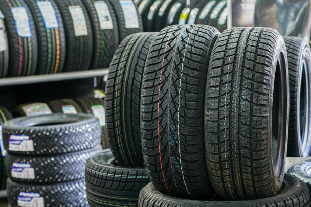novos conjuntos de pneus de inverno sem pregos na loja de pneus
 - Foto, Imagem