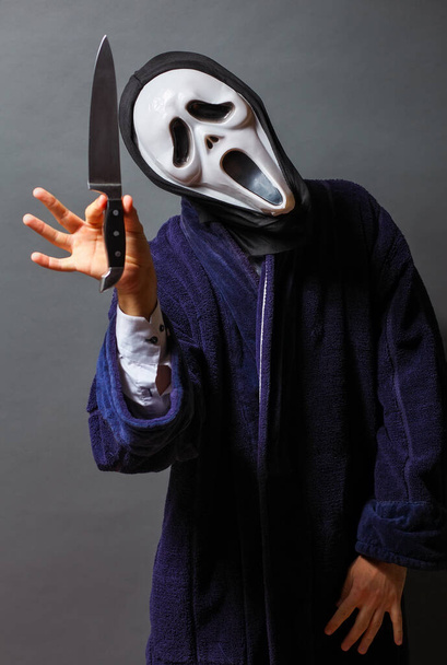 O homem de máscara branca ameaça com faca, conceito assassino, horr
 - Foto, Imagem