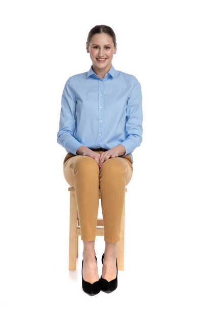 happy young businesswoman wearing blue shirt - Foto, afbeelding