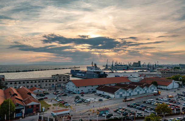 Thesszaloniki / Görögország - 2017. október 6.: Kilátás a város kikötőjére felülről az esti órákban. - Fotó, kép