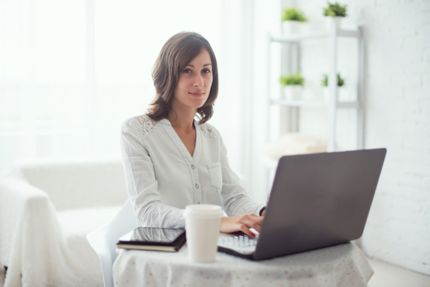 Dizüstü bilgisayar, dizüstü bilgisayar klavye evde yazmaya çalışan kadın kullanarak serbest meslek - Fotoğraf, Görsel