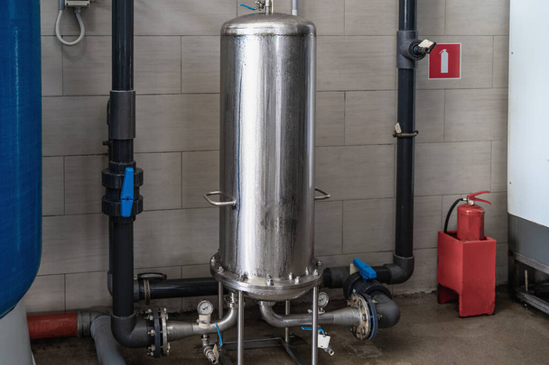 Sistema de tratamento automático e filtração multinível de água potável. Planta ou fábrica para produção de água potável pura
 - Foto, Imagem