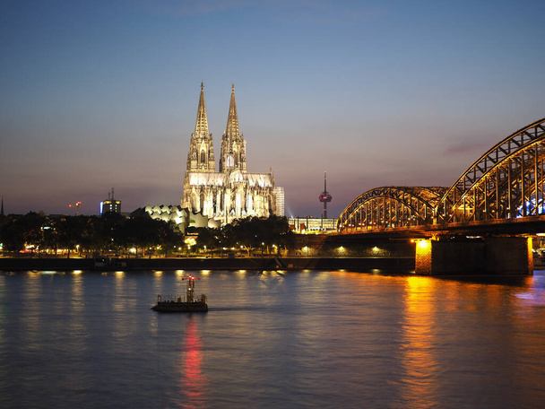セントピーター大聖堂とホーエンツォレルン橋、ライン川に架かるK - 写真・画像