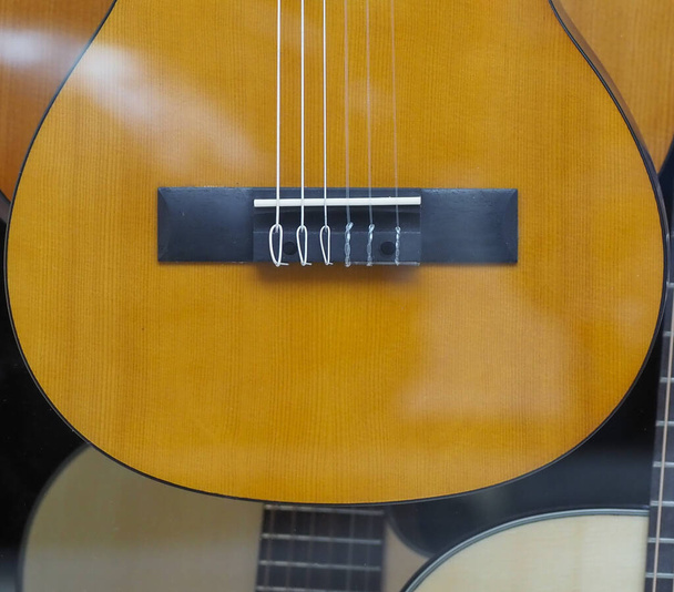 акустичний гітарний струнний інструмент
 - Фото, зображення