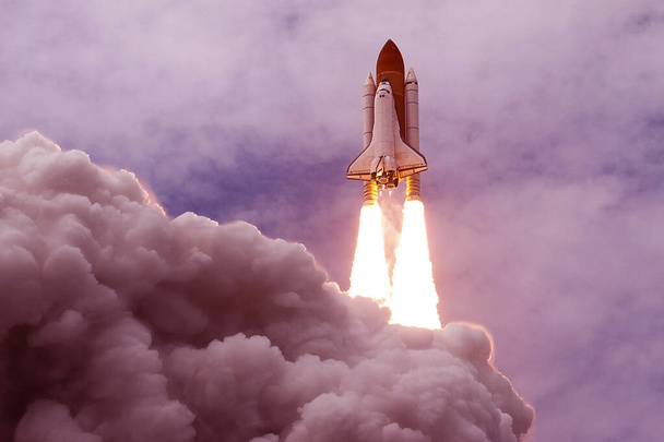 Space Shuttle-Start. mit Feuer und Rauch. vor blauem Himmel. Elemente dieses Bildes wurden von der nasa. - Foto, Bild