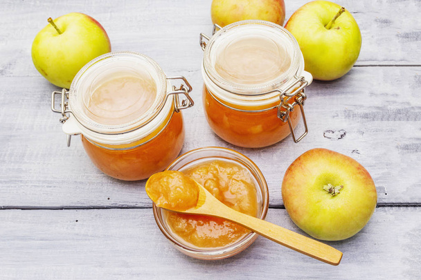 Marmellata di mele, confiture, chutney in un barattolo di vetro
 - Foto, immagini
