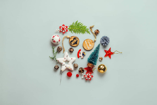 Δημιουργική Χριστουγεννιάτικη σύνθεση από χριστουγεννιάτικη χειμωνιάτικη διακόσμηση. Φ - Φωτογραφία, εικόνα