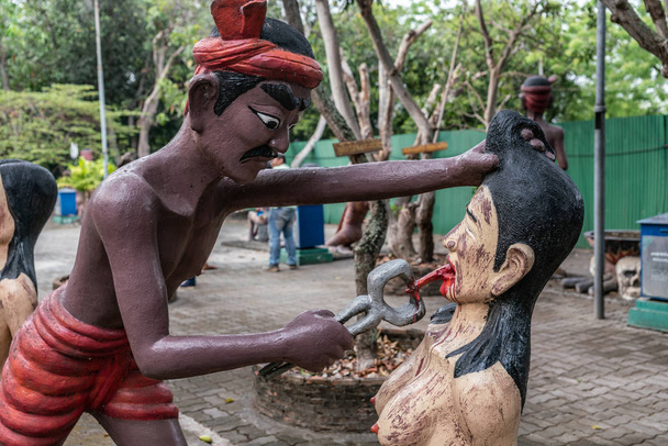 悪魔は王Saen Suk moの地獄の庭で嘘つきの舌を引っ張る - 写真・画像