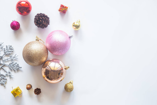 Fondo de tarjeta navideña de vacaciones con bola de decoración festiva
,  - Foto, imagen
