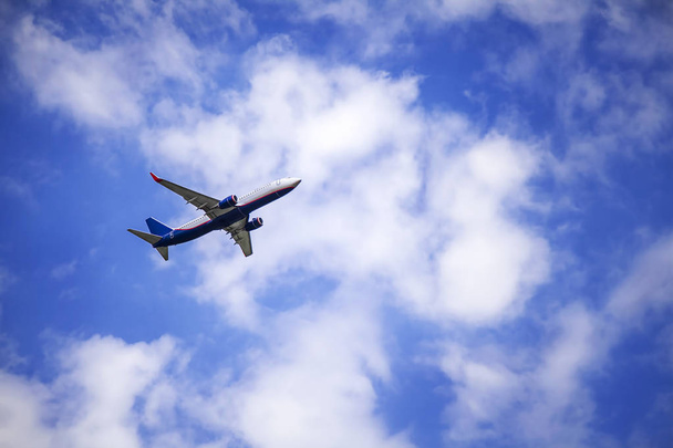 Aereo commerciale passeggeri in volo. L'aereo vola aereo uno sfondo di nuvole. Vista laterale dell'aeromobile. - Immagine
  - Foto, immagini