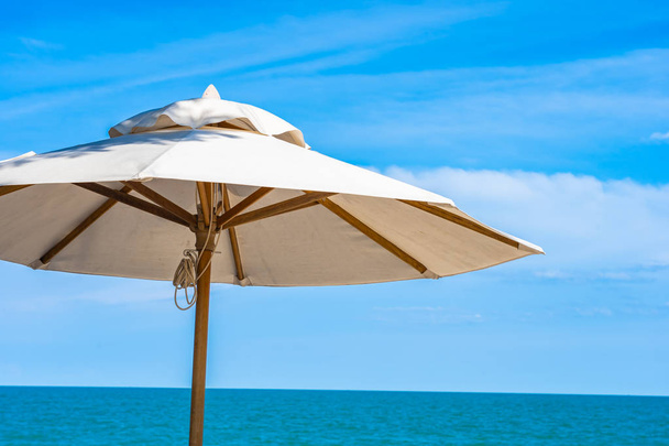 Красива парасолька і стілець навколо пляжного моря океан з блакитною шкірою
 - Фото, зображення