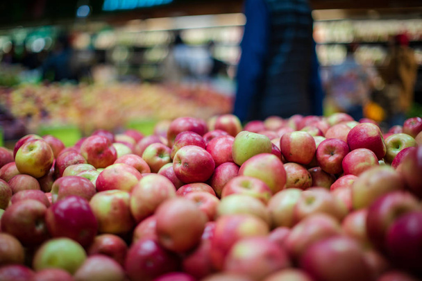 свежие красные яблоки на рынке - Фото, изображение