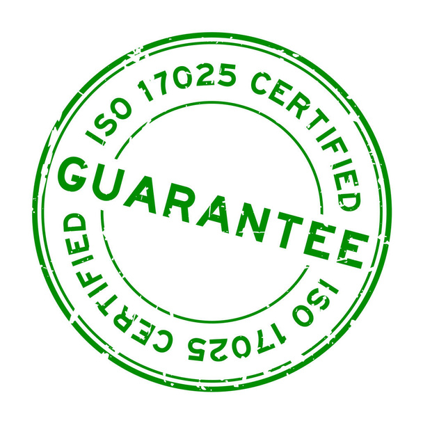 Grunge zöld izo 17025 tanúsított garancia szó kerek gumi pecsét fehér háttér - Vektor, kép