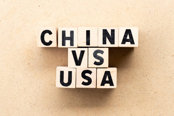 Bloc de lettre en mot Chine vs Etats-Unis sur fond de bois
 - Photo, image