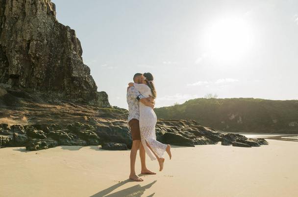 Pre wedding couple and amazing landscape in Torres beach. - Zdjęcie, obraz