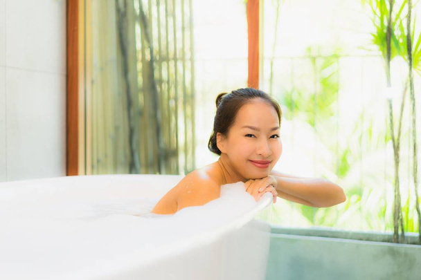 Portret jonge mooie Aziatische vrouw nemen een bad in Bad - Foto, afbeelding