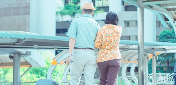 Rückseite-ältere asiatische Paar Touristen zu Fuß Straße in ca - Foto, Bild