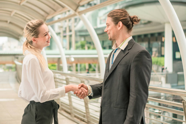 Бизнесмены и предпринимательницы могут пожать друг другу руки, обсудить и обсудить
 - Фото, изображение