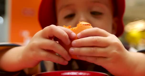 Aranyos gyerek panama kalapban, tortával a kezében. - Felvétel, videó