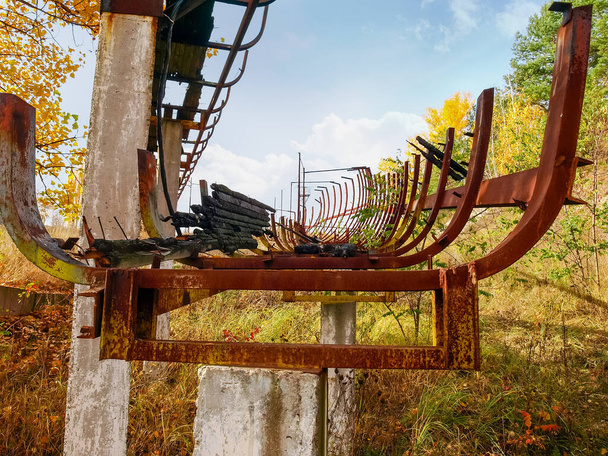 Estrutura de aço da antiga pista de luge de madeira abandonada no outono
 - Foto, Imagem