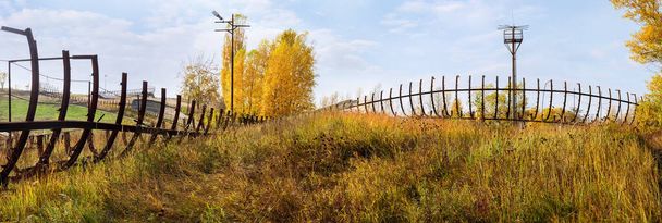 Resten van stalen frame verlaten houten spoor in de herfst - Foto, afbeelding