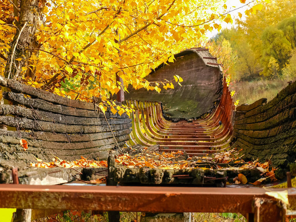 Ruinas de paracaídas de antigua pista de luge de madera abandonada en otoño
 - Foto, Imagen