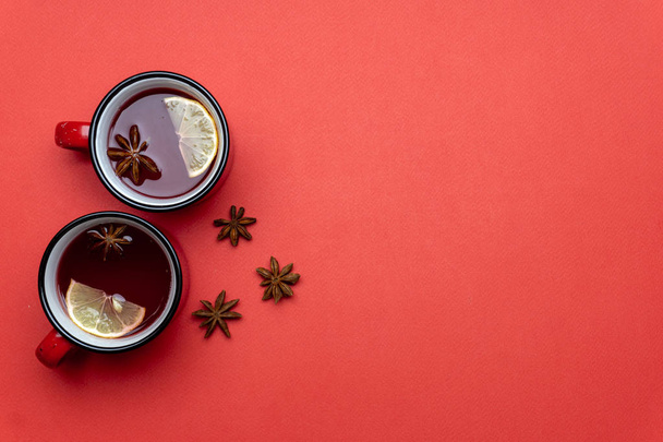 Christmas drink (winter hot drink). Mulled wine punch and spices - Foto, Bild
