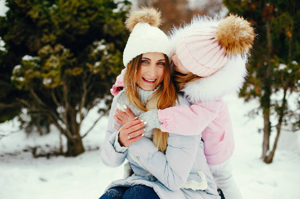anya és lánya egy téli parkban - Fotó, kép