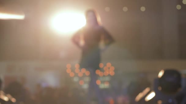 settimana della moda, modello di podio professionale silhouette in abito camminare in passerella in retroilluminazione in sfocato durante la presentazione della nuova collezione
 - Filmati, video