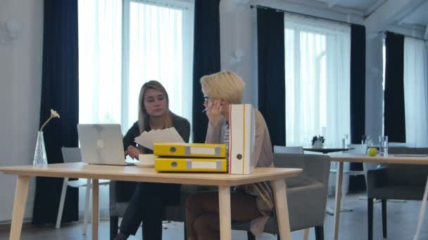Twee vrouwelijke collega's praten in office - Video