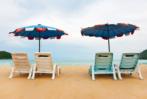 Sillas de playa en perfecta playa tropical de arena blanca
 - Foto, Imagen