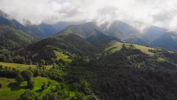 Drohne fliegt über schöne Berge zwischen Wolken. - Filmmaterial, Video