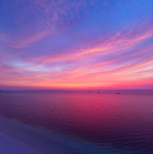 日没時の熱帯ビーチアイランドリーフカリブ海の航空写真。ケイ島、インドネシアモルッカス諸島。トップ旅行先、最高のダイビングシュノーケリング、見事なパノラマ. - 写真・画像