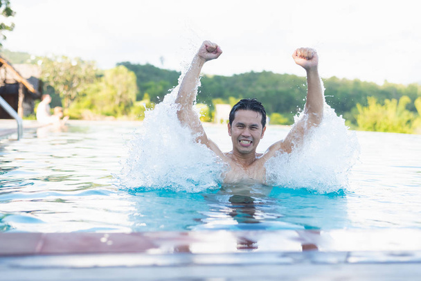 リゾートのプールで泳ぐスポーツマン - 写真・画像