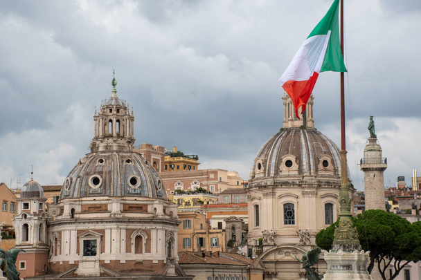 Önünde İtalyan bayrağı olan Roma Kiliseleri - Fotoğraf, Görsel