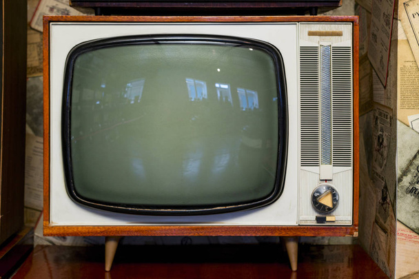 店内に設置されたヴィンテージテレビ。古いテレビセットは電気店に配置されています - 写真・画像