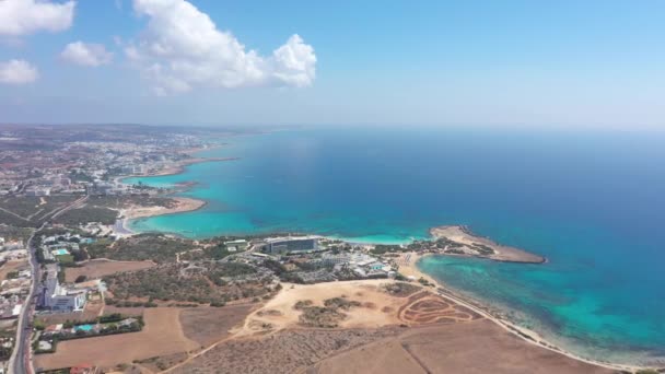 Luchtfoto: Het strand van Makronissos in Cyprus - Video