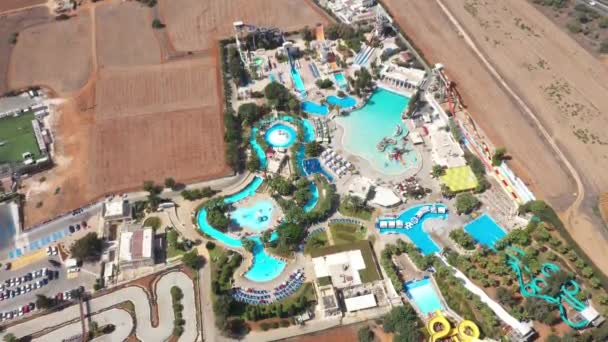 Antenne: Wasserpark in Ayia Napa Resort Stadt in Zypern - Filmmaterial, Video