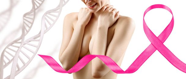 Νεαρή γυμνή γυναίκα καλύπτει στήθη ανάμεσα σε αλυσίδες DNA. - Φωτογραφία, εικόνα