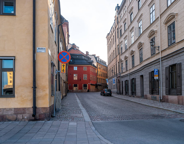 Sabahın erken saatlerinde eski Gamla Stan şehrinin sokaklarında. Stockholm, İsveç. - Fotoğraf, Görsel