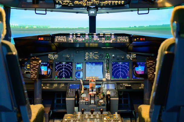 Treinamento dentro do cockpit do simulador de voo
 - Foto, Imagem