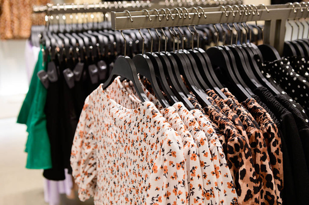 bir tasarımcı giyim mağazası bir rafa asılı elbiseleri - Fotoğraf, Görsel