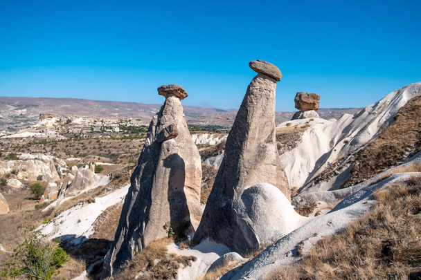Tuff rocks in Goreme, Cappadocia. They are known as "Uc Guzeller" or "Peribacalari" in native Turkish language - Foto, imagen