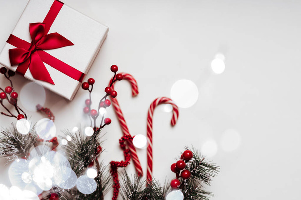 Fond de Noël ou Nouvel An, composition simple faite de décorations de Noël et branches de sapin
 - Photo, image