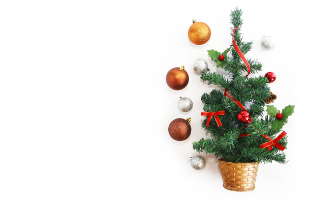 grüner Weihnachtsbaum mit bunten, glänzenden Spielzeugkugeln für das neue Jahr - Foto, Bild