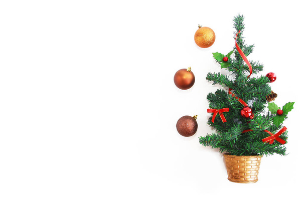 緑のクリスマスツリーマルチカラーの光沢のあるおもちゃのボールで新年の休日 - 写真・画像