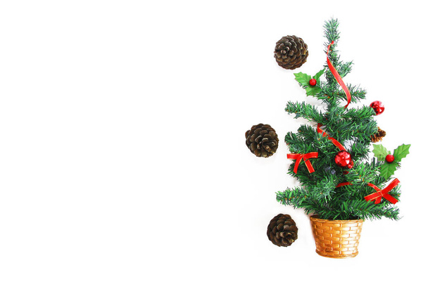 зеленая рождественская елка с разноцветными блестящими игрушками шары на праздник Новый год
 - Фото, изображение