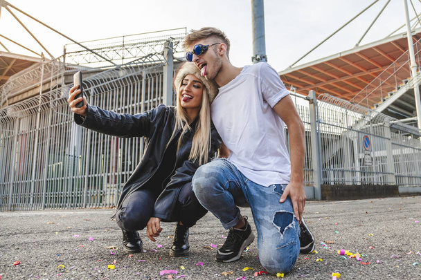 couple of young beautiful lovers take a selfie on the large squa - Foto, Bild